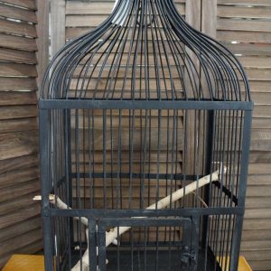 Κλουβί μεταλλικό σε σκούρο καφέ.