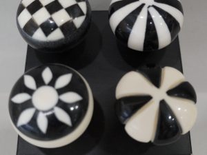 Πομολα ασπρα/μαυρα σχεδια pvc S/4