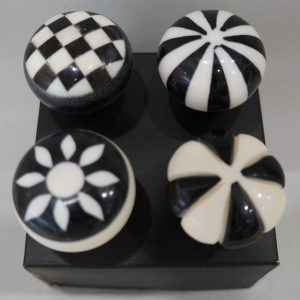 Πομολα ασπρα/μαυρα σχεδια pvc S/4