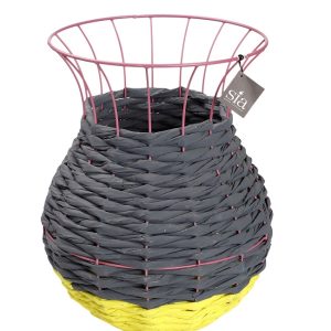 Κασπώ-βάζο Sia μεταλλικό φούξια σκελετός με πλέξη γκρί-λεμονί απο φυσικό υλικό.