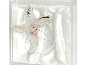 Στεφανοθήκη plexi glass με ασημένιο λουλούδι και ρόζ πέτρα.