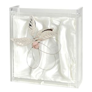Στεφανοθήκη plexi glass με ασημένιο λουλούδι και ρόζ πέτρα.