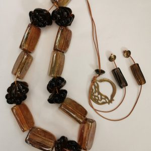 Κομπολόι ρόδι χειροποίητο με φυσητό γυάλι και μπρούτζινο. 70x4. oikD57