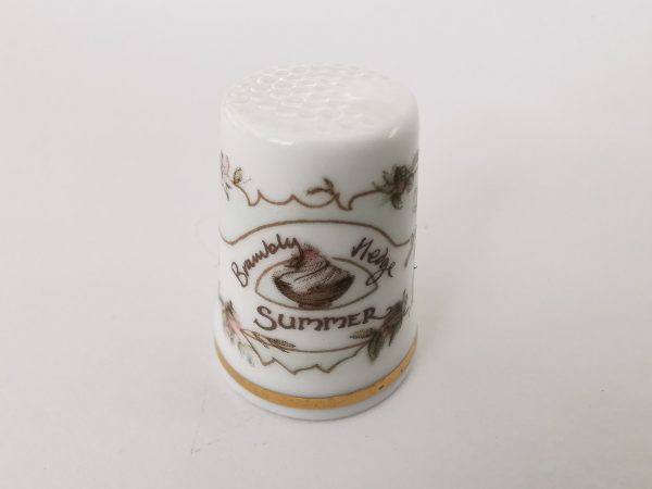 Δαχτυλήθρα  καλόκαιρι -Royal Doulton  Brambly Hedge Summer. 2,2x2,8cm.  oikds41