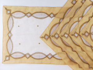 Σουπλά  σετ των 6 100% Cotton σε μελί-λευκό  χρώμα. 50x35cm. oikos15