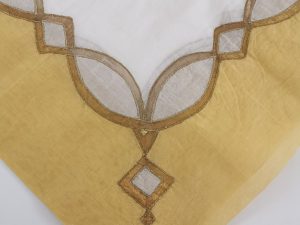 ΤΡΑΠΕΖΟΜΑΝΤΗΛΟ ΤΕΤΡΑΓΩΝΟ 100% ΒΑΜΒΑΚΕΡΟ  ΜΕΛΙ-ΛΕΥΚΟ. 100X100cm. oikos72