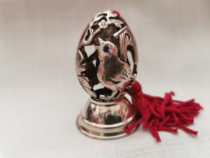 Διακοσμητικό πασχαλινό αυγό λαγός/κότα με φούντα -ασήμι. 6x4cm.  oikos418