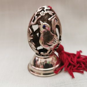 Διακοσμητικό πασχαλινό αυγό λαγός/κότα με φούντα -ασήμι. 6x4cm. oikos418