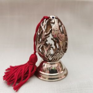 Διακοσμητικό πασχαλινό αυγό κοκορας με φούντα -ασήμι. 6x4cm. oikos417