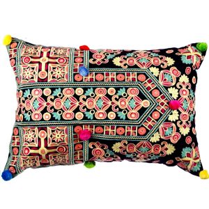 Μαξιλάρι 35x50 μαύρο κέντημα πομ πομ MLCC116